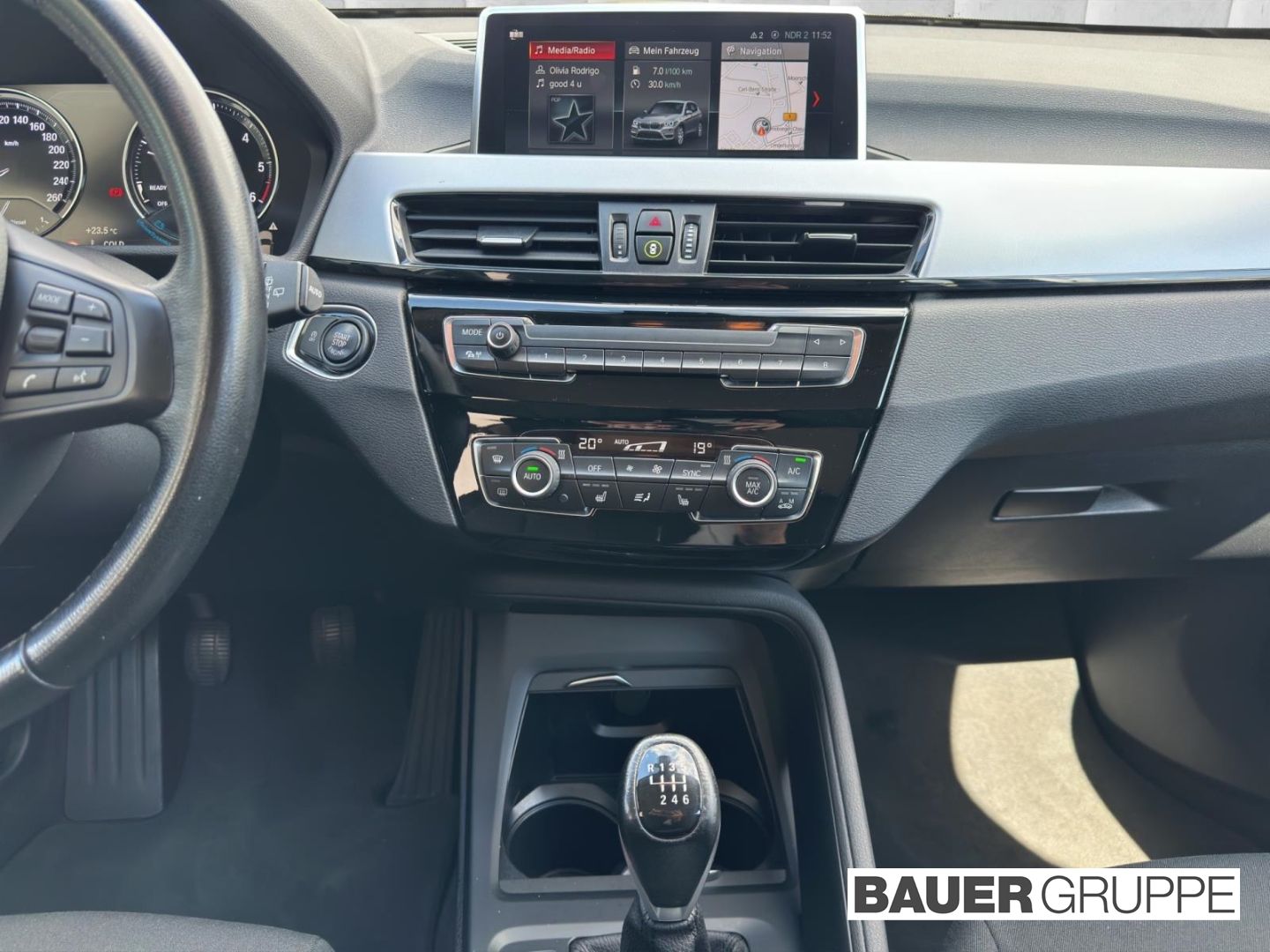 BMW X1 sDrive18d Advantage RFK AHK Navi LED El. Heck foto 16
