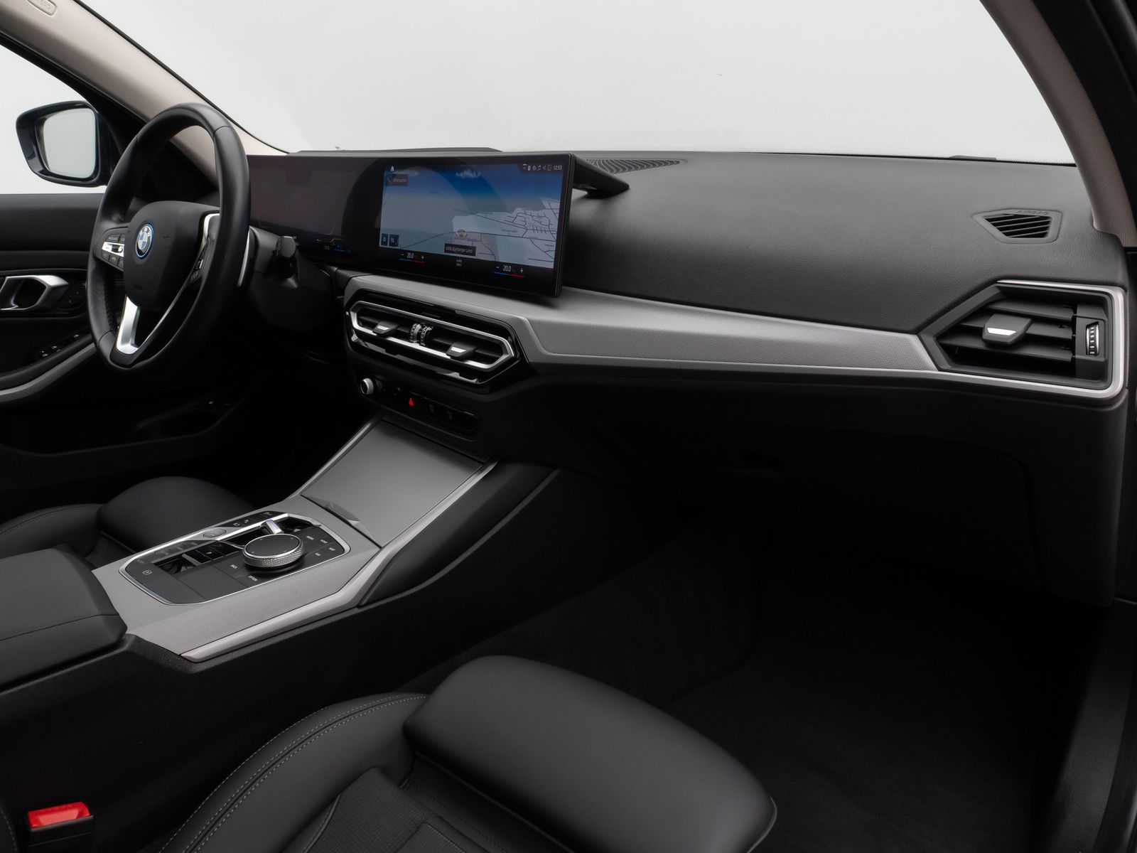 Fahrzeugabbildung BMW 330e Panorama Kamera HUD DAB HiFi Leder Sport