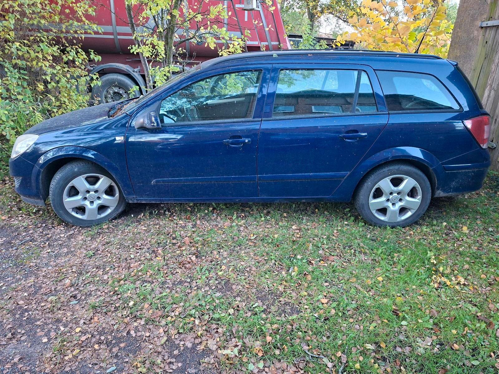 Opel Astra 2007 — rear view