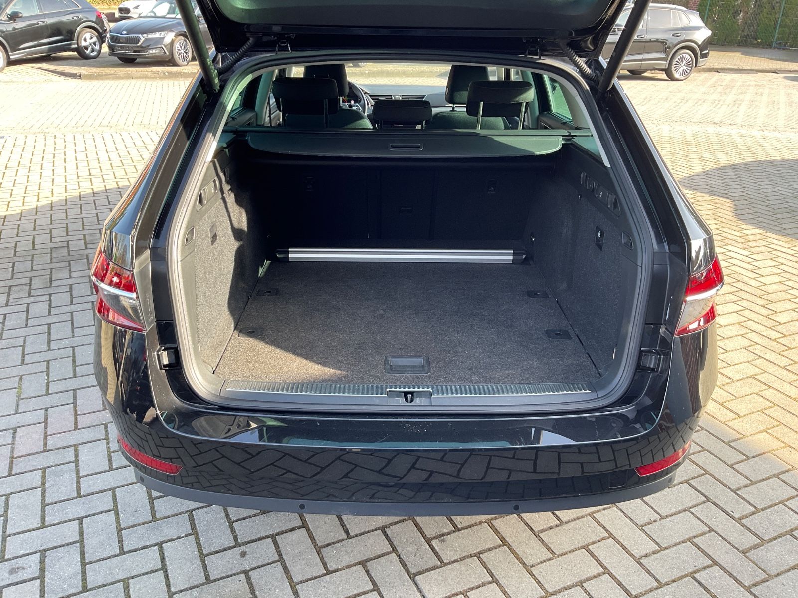 Fahrzeugabbildung SKODA Superb Combi 2.0 TDI DSG STYLE,Standheizung,Car