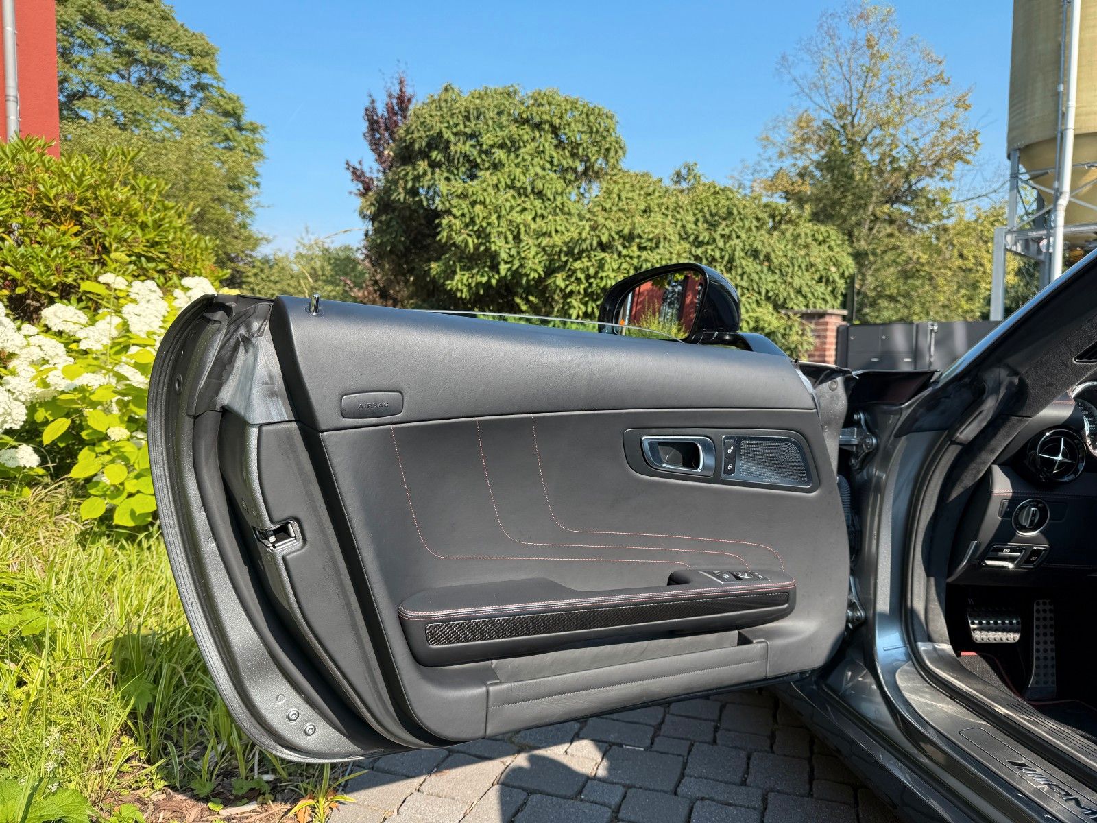 Fahrzeugabbildung Mercedes-Benz SLS AMG 6.2 V8 Roadster GT