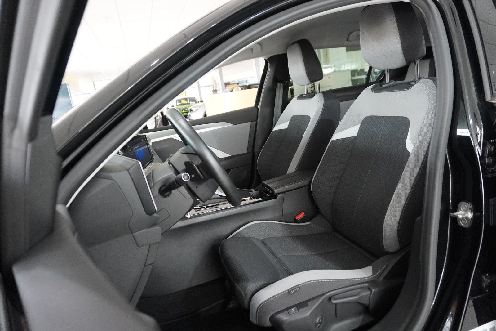 Fahrzeugabbildung Opel Astra L Lim. 1.6 HYBRID EDITION NAVI/KAMERA/AHK