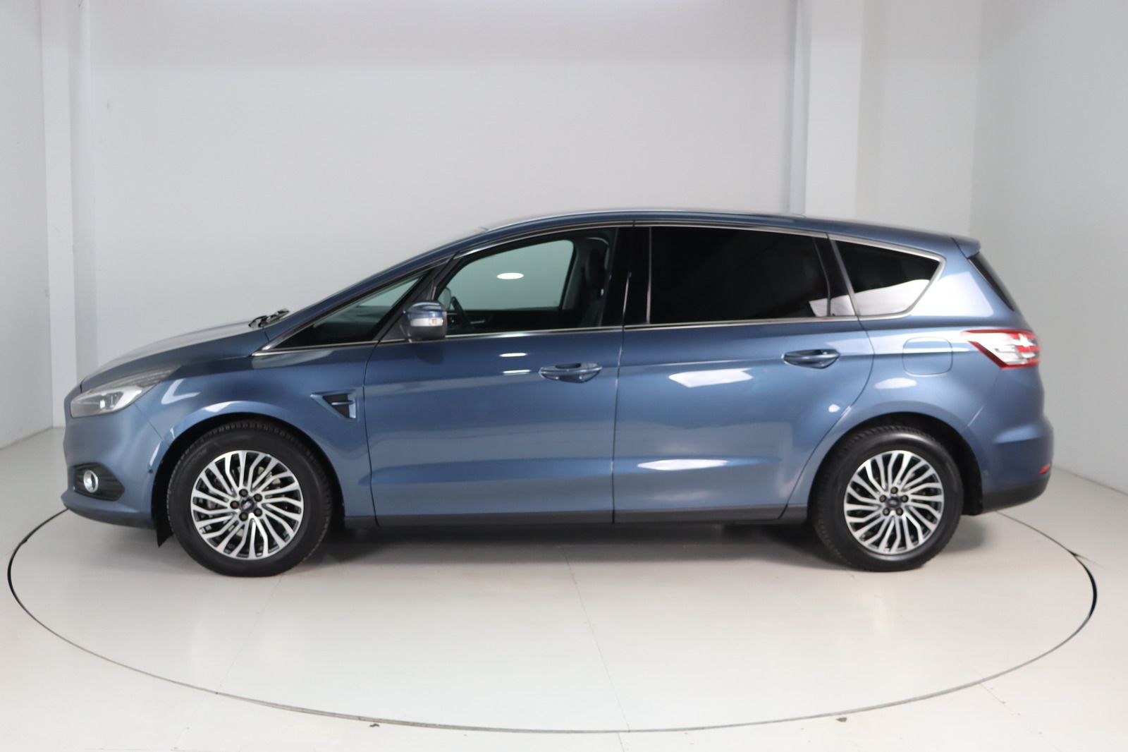 Fahrzeugabbildung Ford S-MAX * Massage * RFK * Pano Titanium