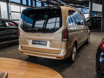 Mercedes V 220 - 6