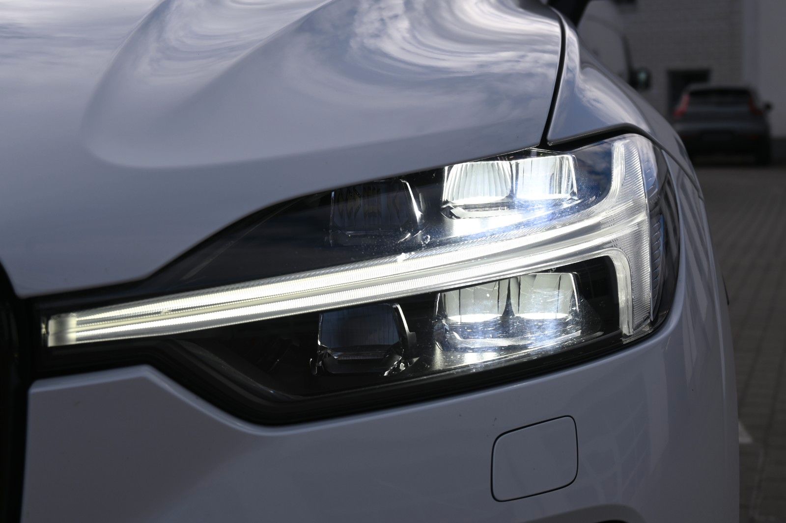 Fahrzeugabbildung Volvo XC60 B4 Ultimate Dark AWD*LUFT*360°*SDTHZG*LED