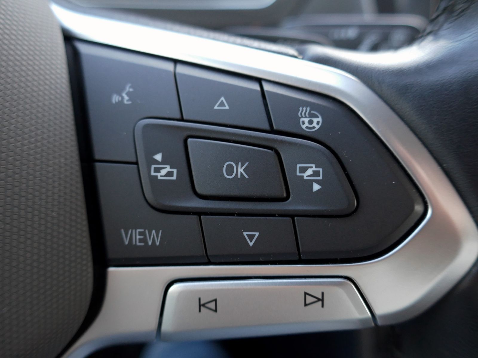 Fahrzeugabbildung Volkswagen Tiguan Allspace MOVE 4M 2.0 TDI DSG LED AHK RFK