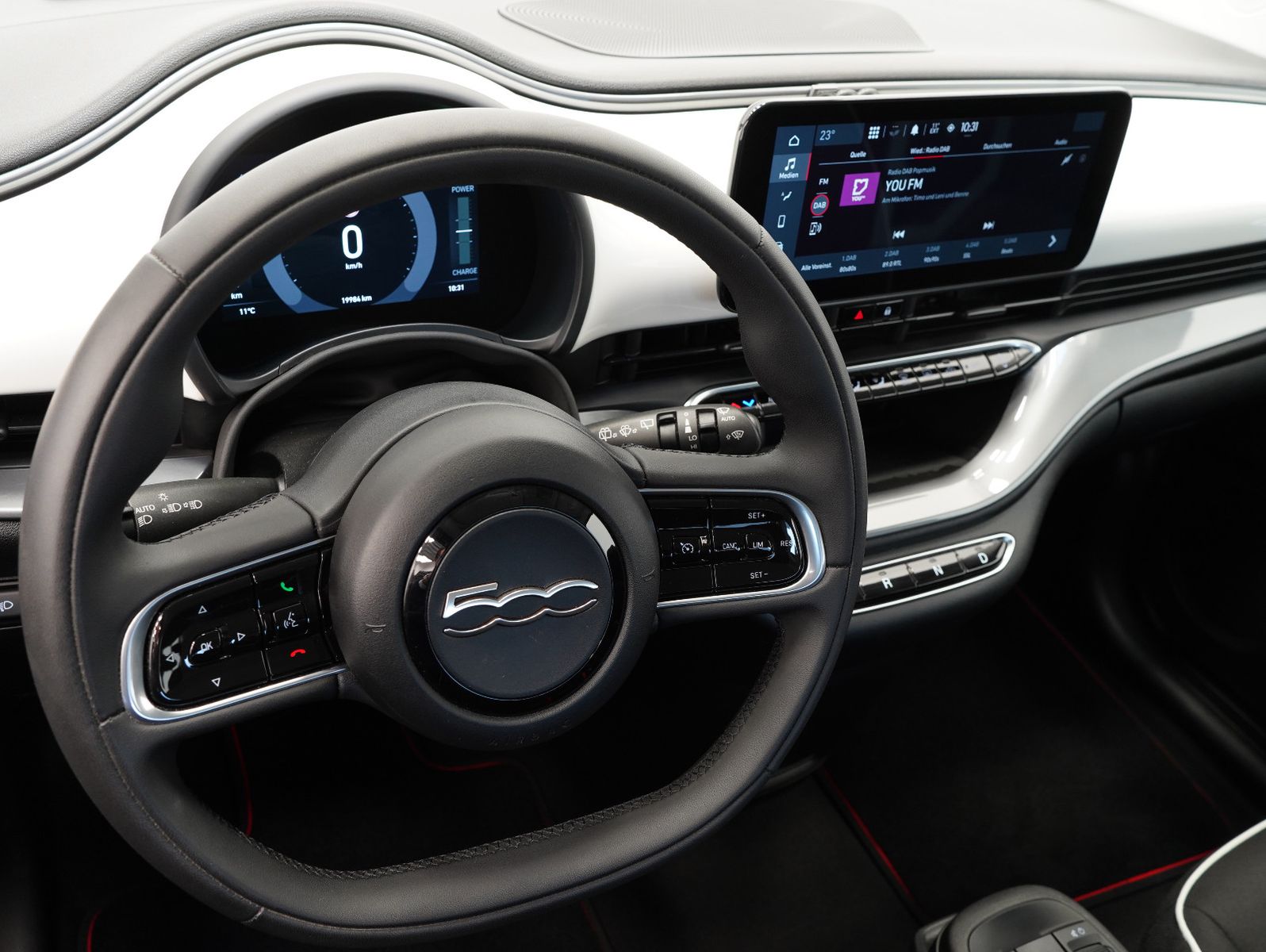 Fahrzeugabbildung Fiat 500e 87KW/42kWh/DC-LADEN/CARPLAY/DAB/SOH