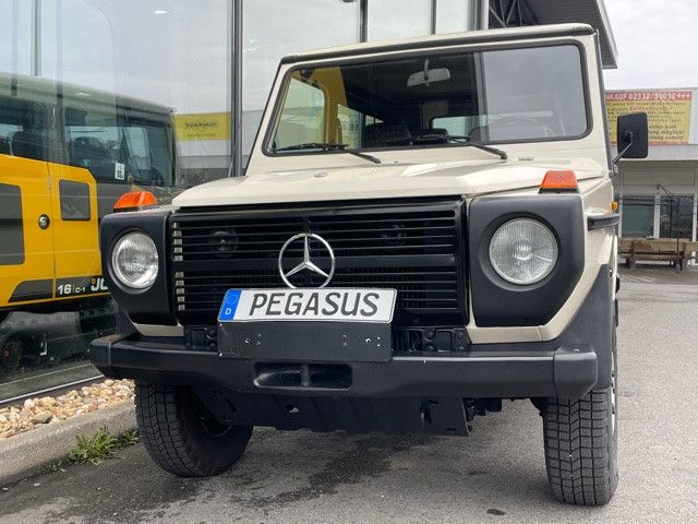 Mercedes-Benz 240 GD Oldtimer  4x4 SUV Geländewagen