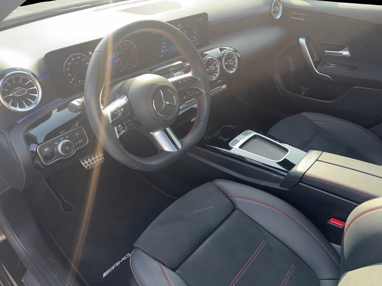 Fahrzeugabbildung Mercedes-Benz A 250 4M AMG Premium Standhz Pano Burme WinterPk