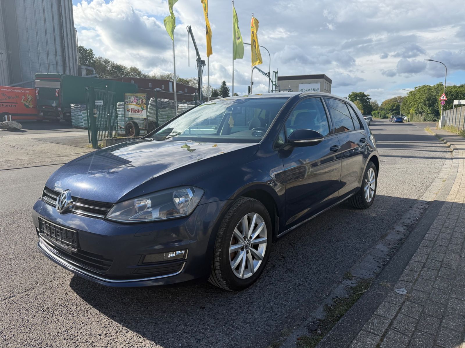 Volkswagen Golf - 1