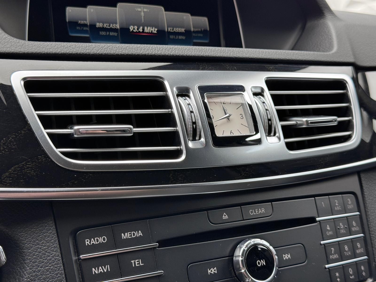 Fahrzeugabbildung Mercedes-Benz E 220d AVANTGARDE/AHK/ILS+/OZ-RACING/PDC/NAV/LED