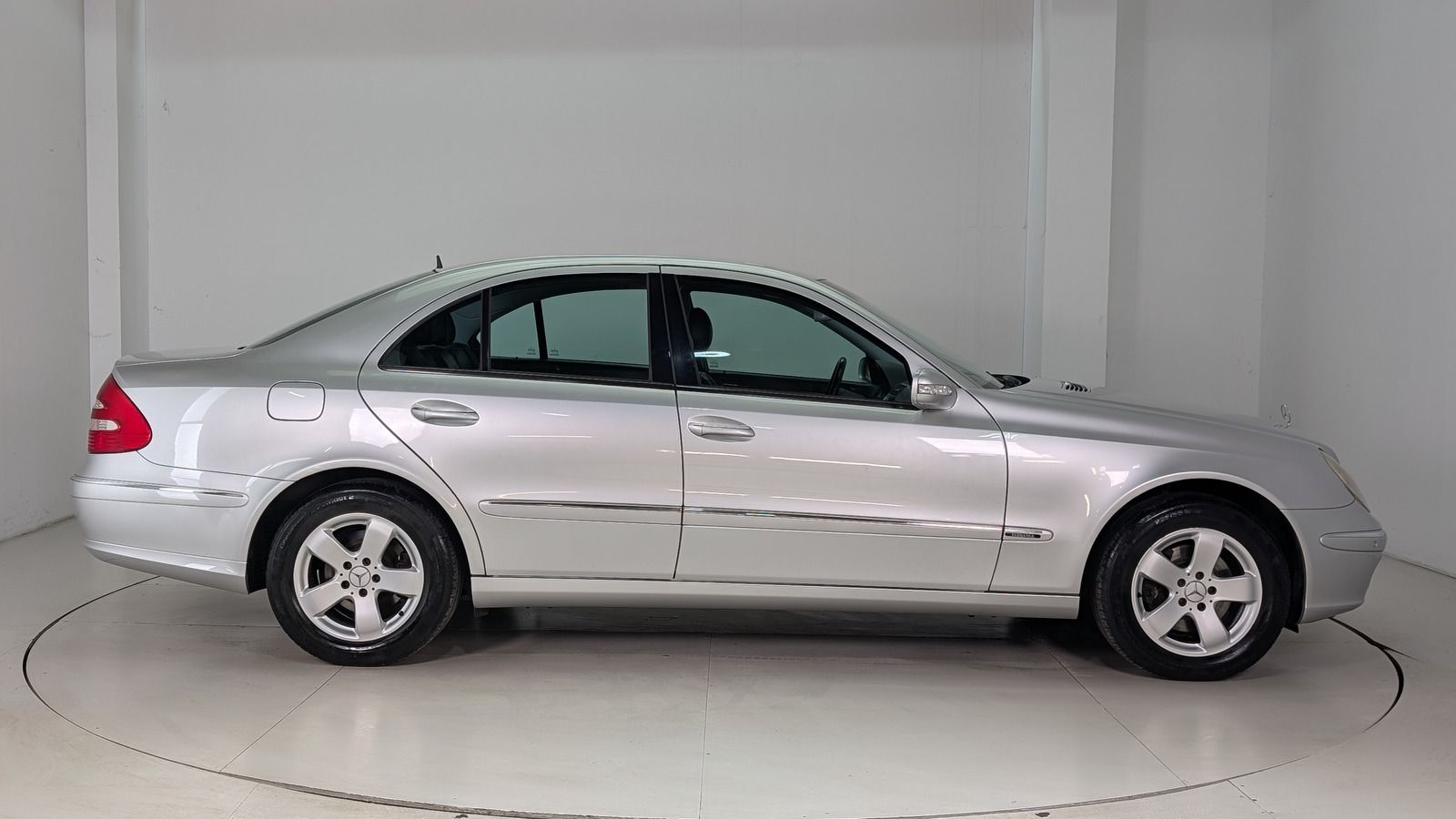 Fahrzeugabbildung Mercedes-Benz E 320 4Matic * Bi- Xenon * STHZ * Elegance