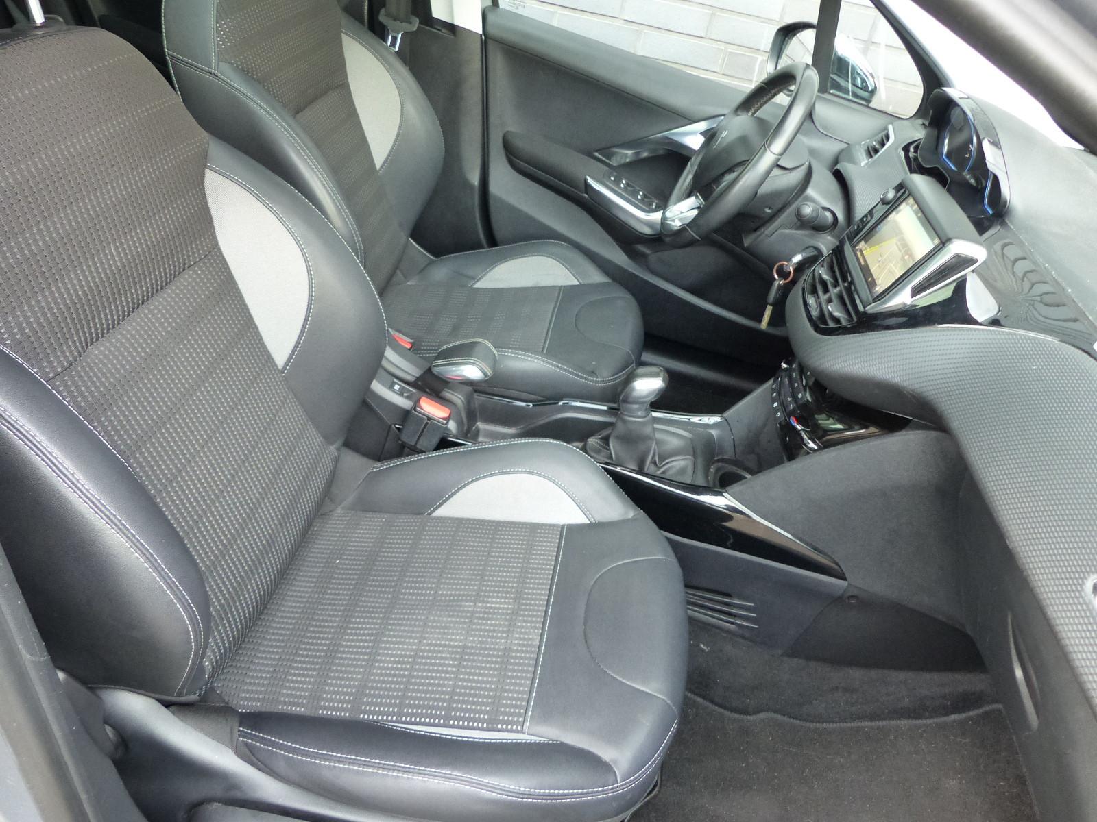 Peugeot 2008 Allure Glasdach/Navi/Klimaautom/PDC
