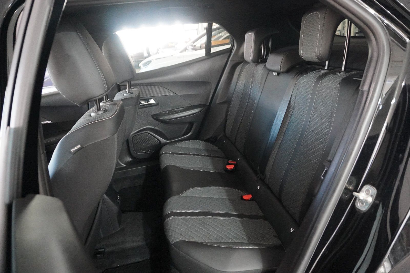 Fahrzeugabbildung Peugeot 2008 1.2 HYBRID ALLURE E-DSC NAVI/LED/SPORT/VIRT