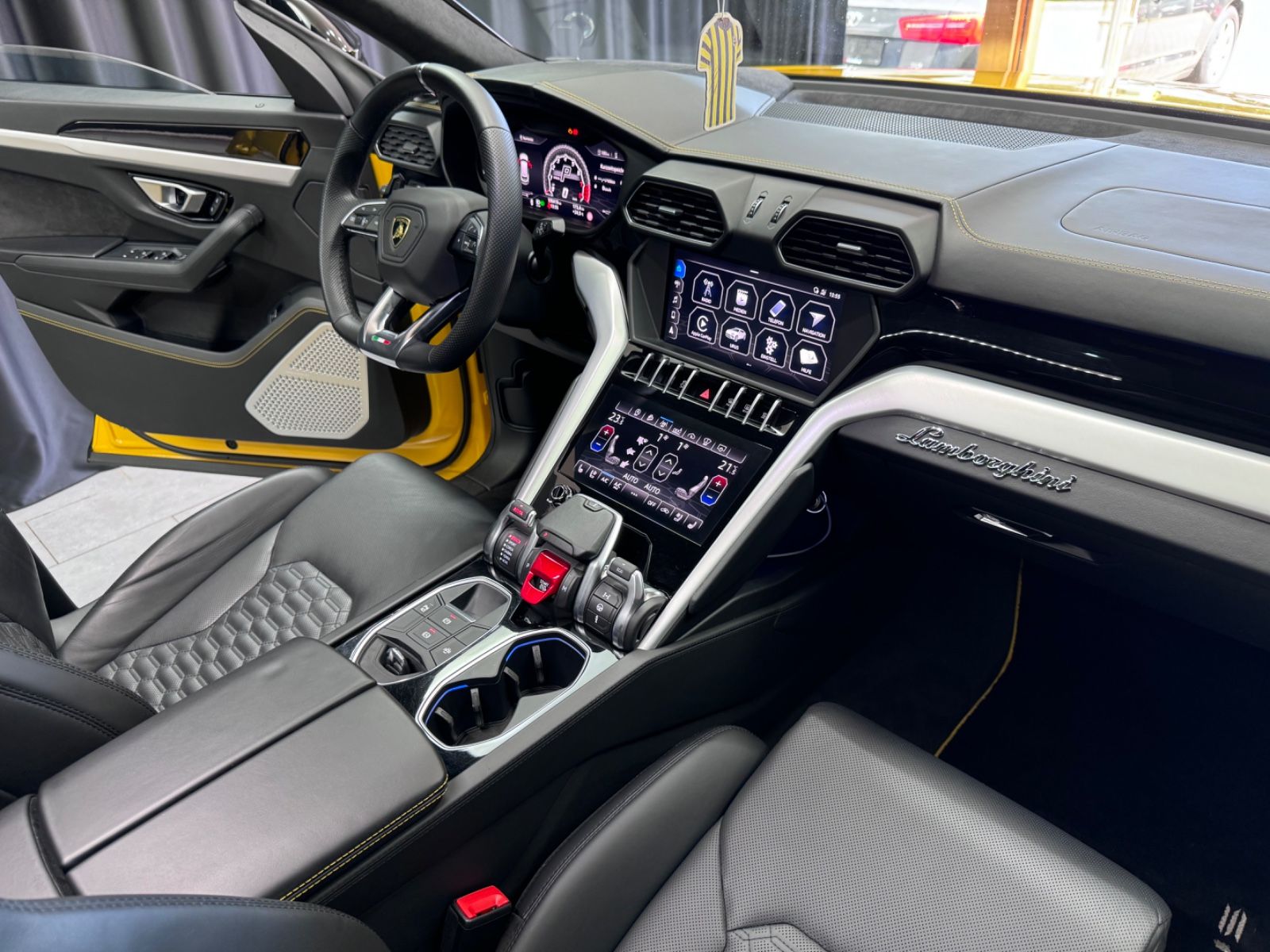 Fahrzeugabbildung Lamborghini URUS| MASSAGE | PANO |LUFT|B/O|NIGHT|23ZOLL|ADAS