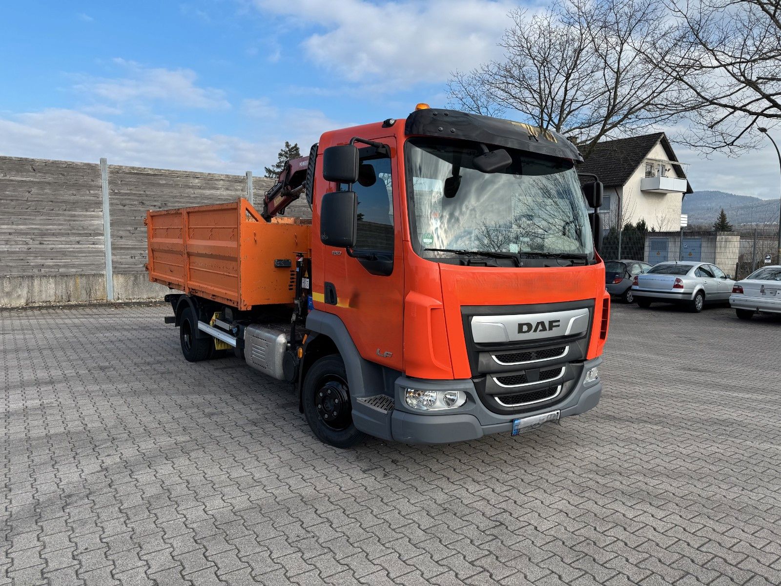 Fahrzeugabbildung DAF FA LF 180 8t Abrollkipper mit Ladekran