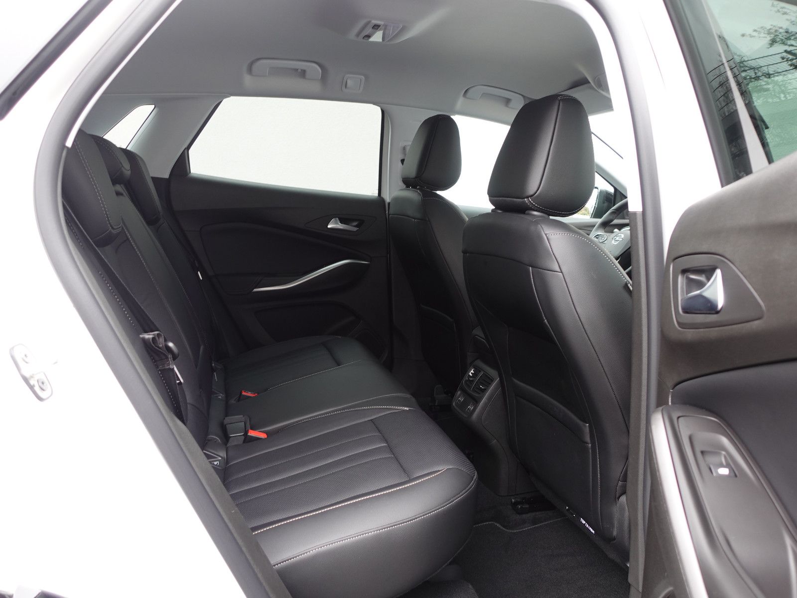 Fahrzeugabbildung Opel Grandland GS 1.2T AUTOMATIK,AHK,Navi,MatrixLED