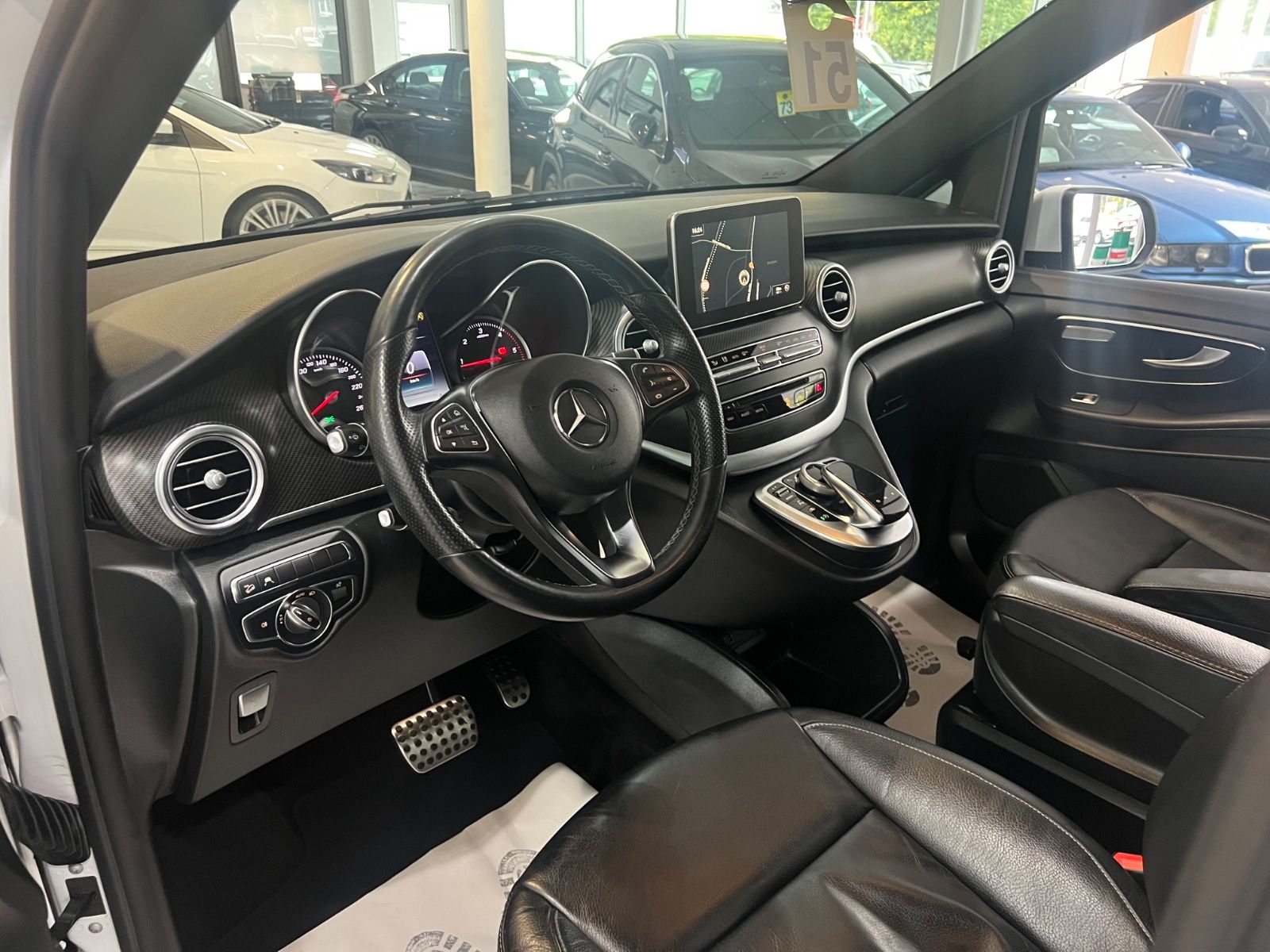 Fahrzeugabbildung Mercedes-Benz V 250 d 4MATIC lang AMG LINE *PANO*Perlmutt-Weiß