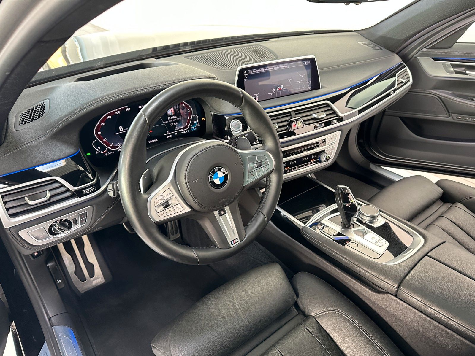 Fahrzeugabbildung BMW 745e iP M Sport Kamera HiFi HUD Massag GSD Alarm