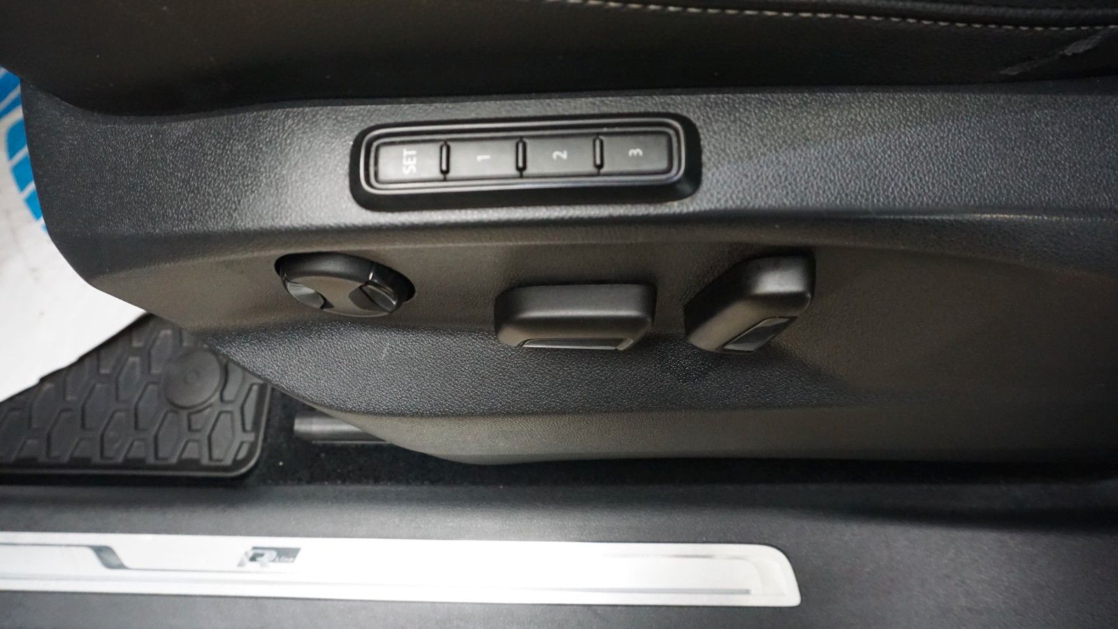 Fahrzeugabbildung Volkswagen Tiguan 4Motion R line *PANO*KAMERA*PERLMUTT*