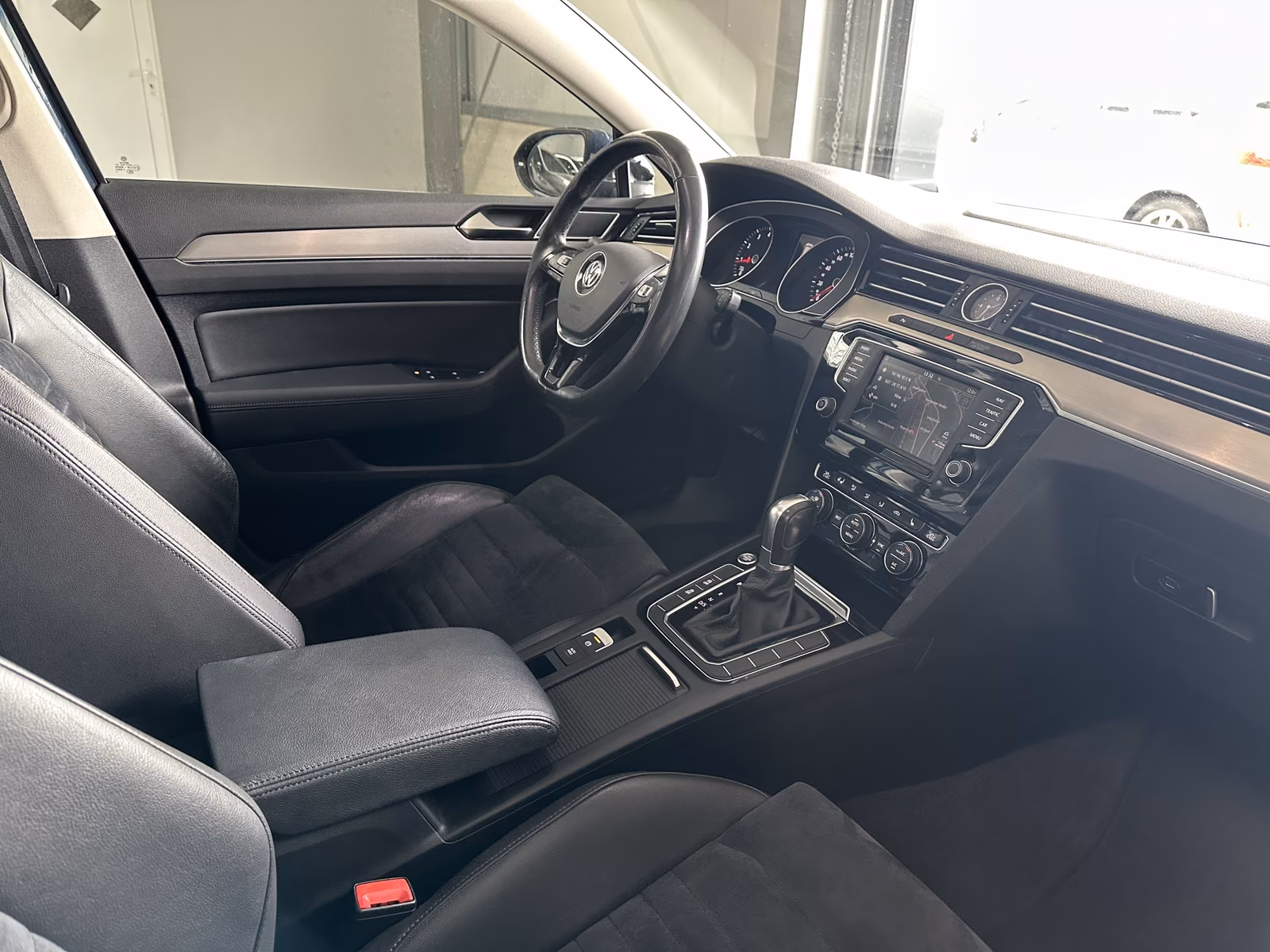 Volkswagen Passat Highline Pano AHK SHZ Navi ACC