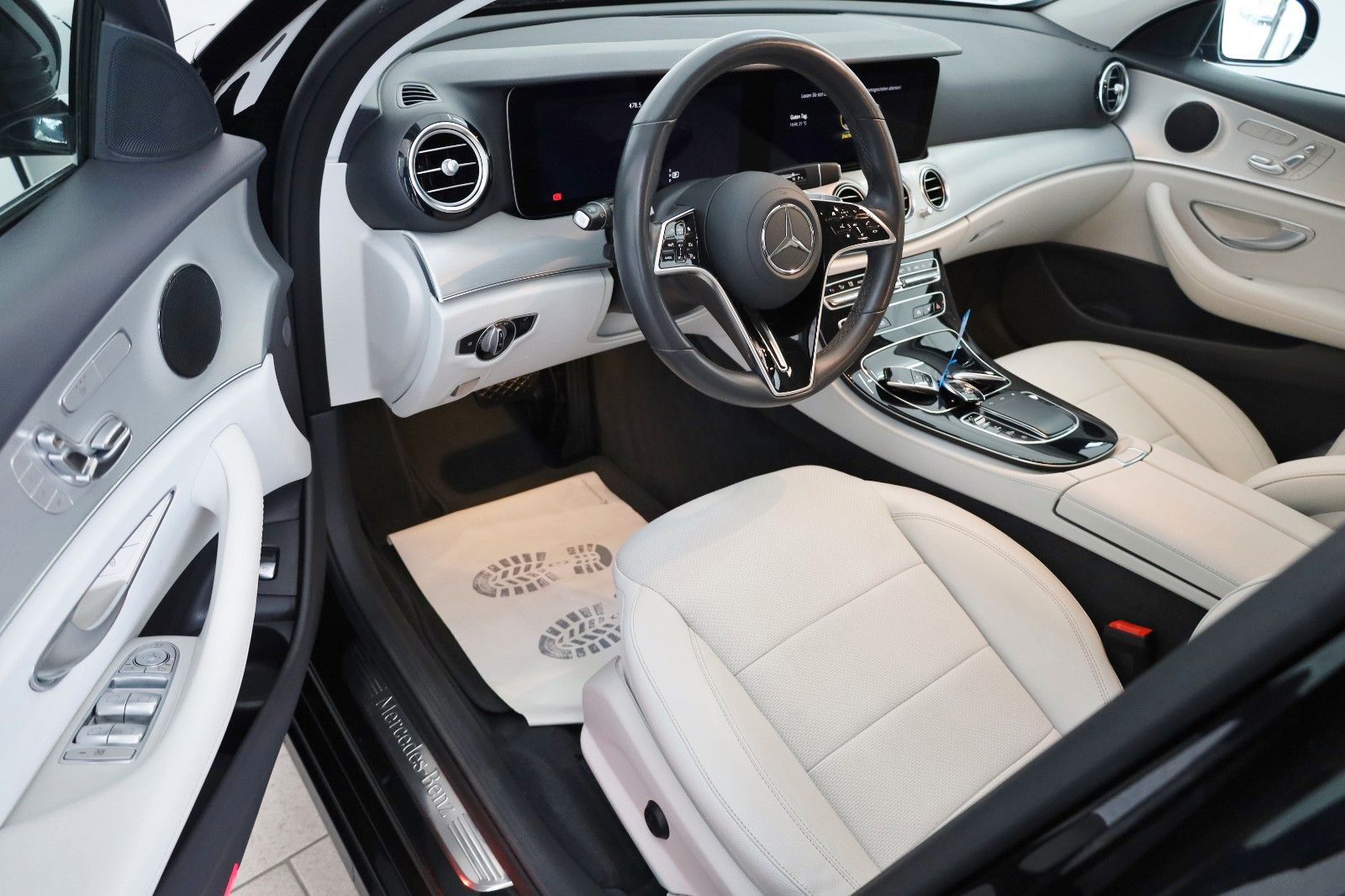 Fahrzeugabbildung Mercedes-Benz E 220d 4M T Leder,Navi,LED,SH+Standhzg.,360°Kam.