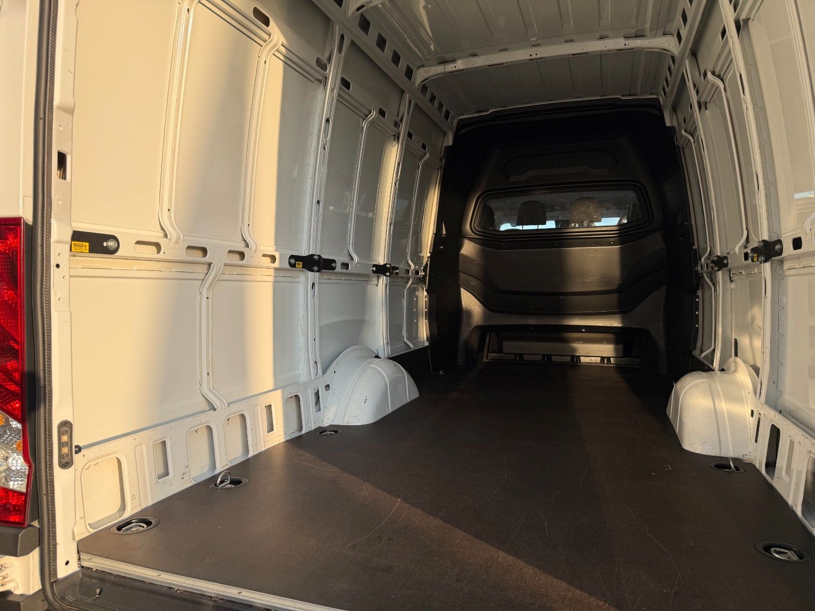 Fahrzeugabbildung Iveco Daily 35S14H CRV , Crewcab, 7-Sitze, Klima