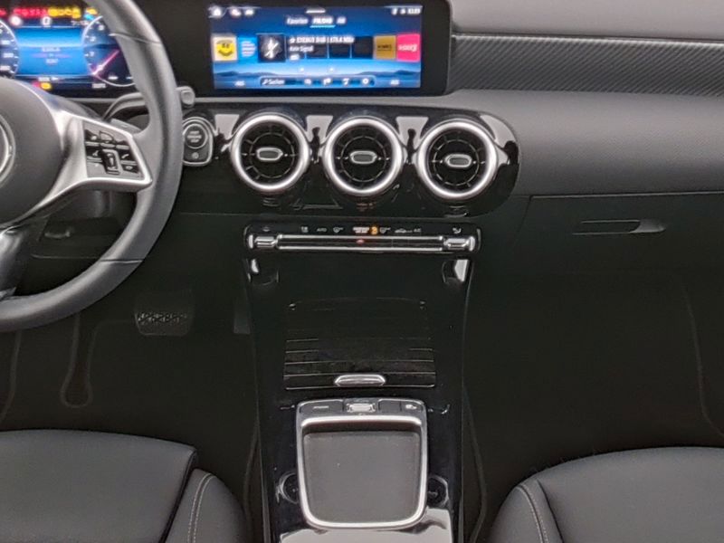 Fahrzeugabbildung Mercedes-Benz A 180 Progressive Kamera+WinterPak+SHZ+LED+MBUX