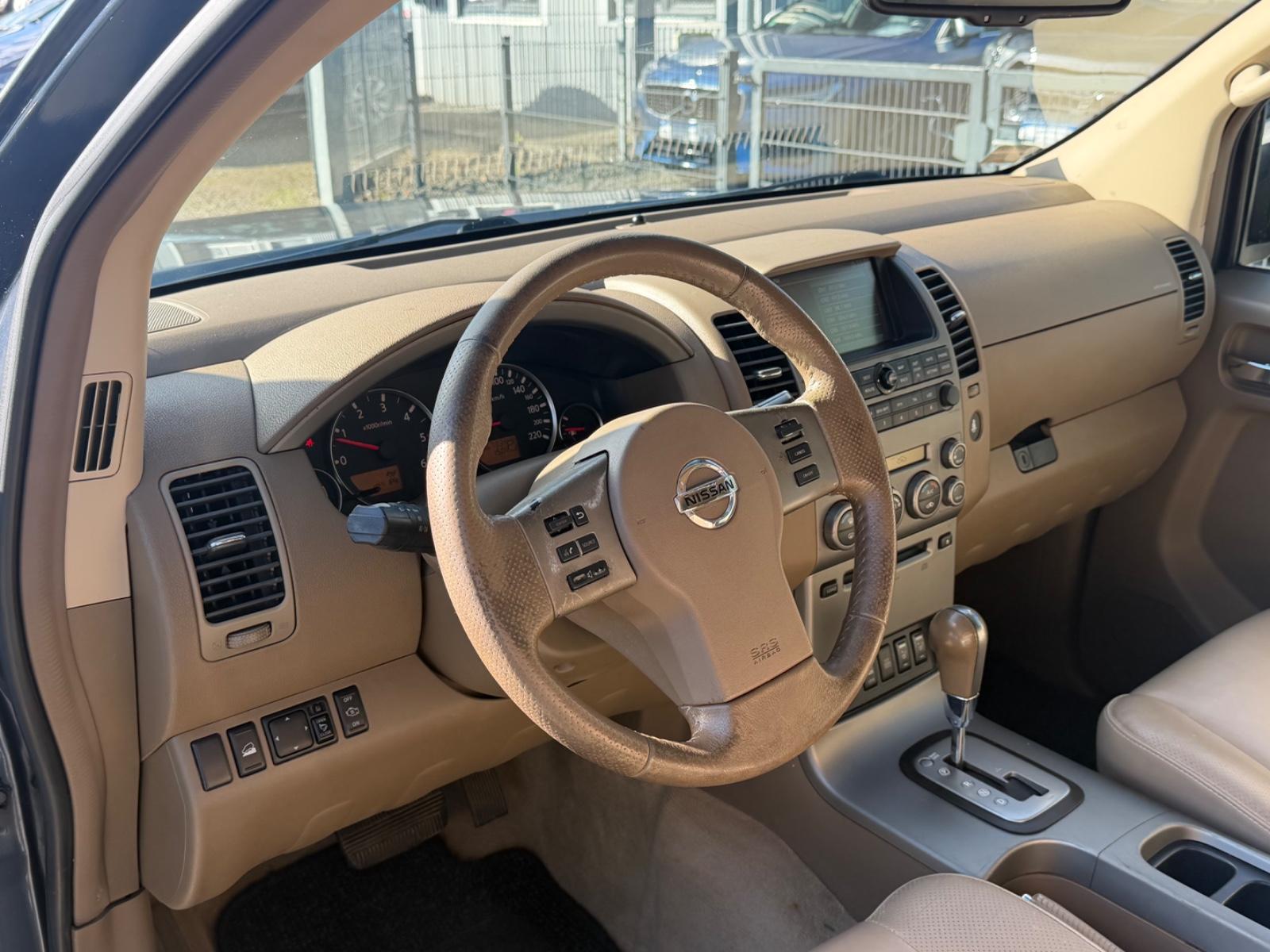 Nissan Pathfinder LE 2.5 dCi 171 ch BVA 4x4 / 7 places / 1ère main / Toit ouvrant / Cuir / Caméra de recul