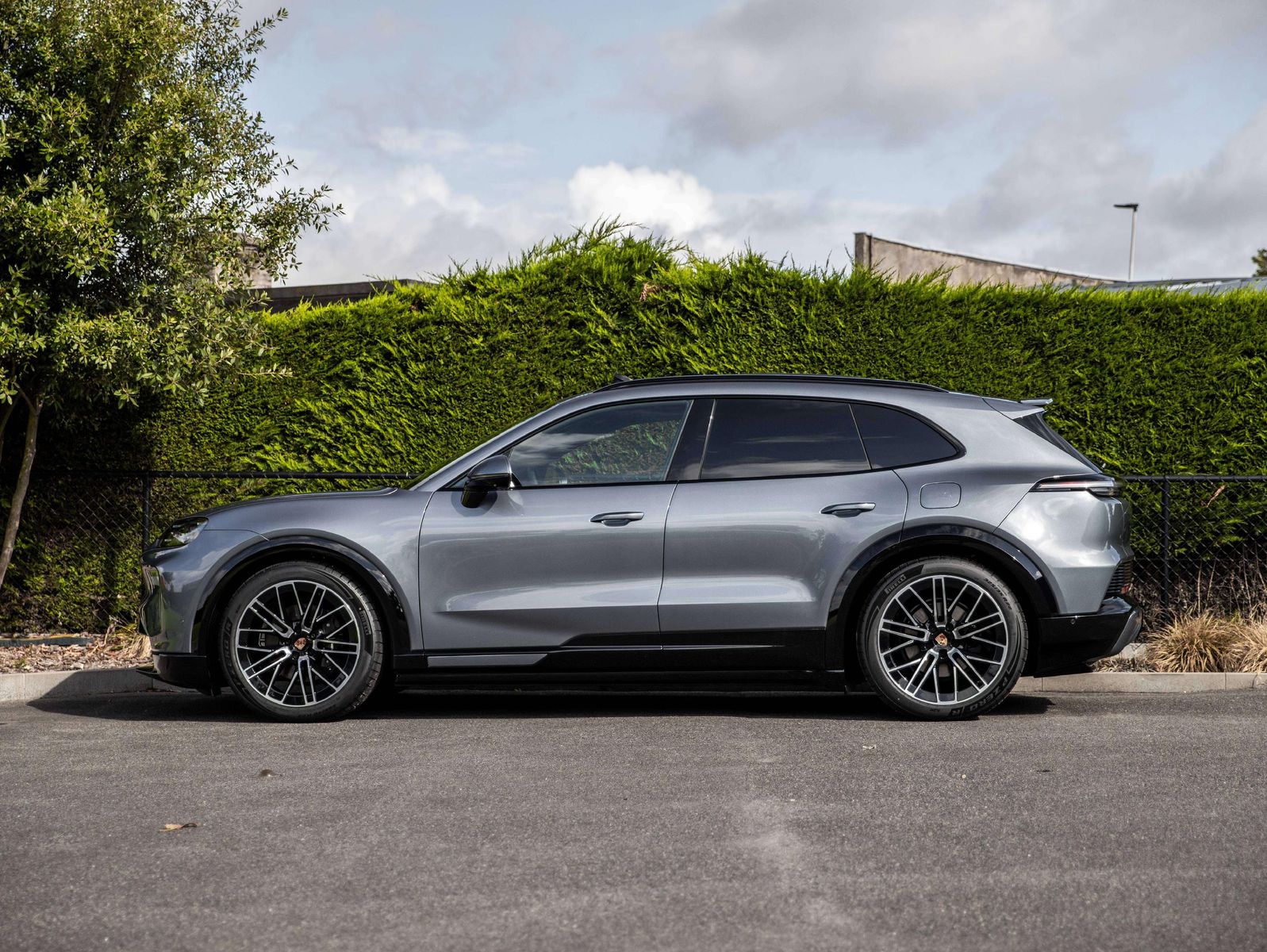 Porsche Cayenne ELECTRIC 113KW/SPORTDESIGN/PANO/AIR/22 / imagem 3