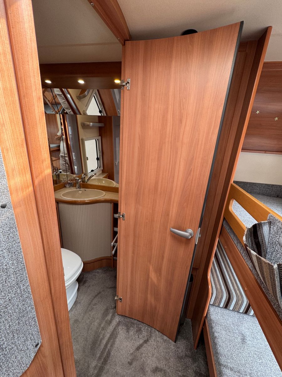 Fahrzeugabbildung Hobby 545 KMF DE LUXE SAT TV MOVER RUNDSITZGRUPPE