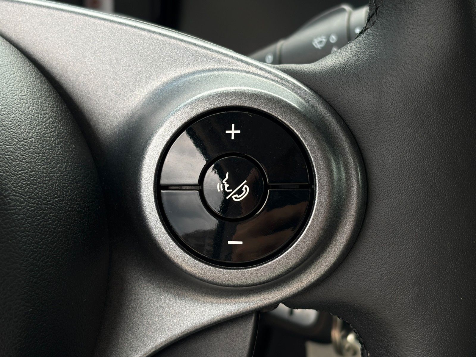 Fahrzeugabbildung Smart ForTwo Coupe EQ 60kW SHZ PDC Temp. Klima CarPlay