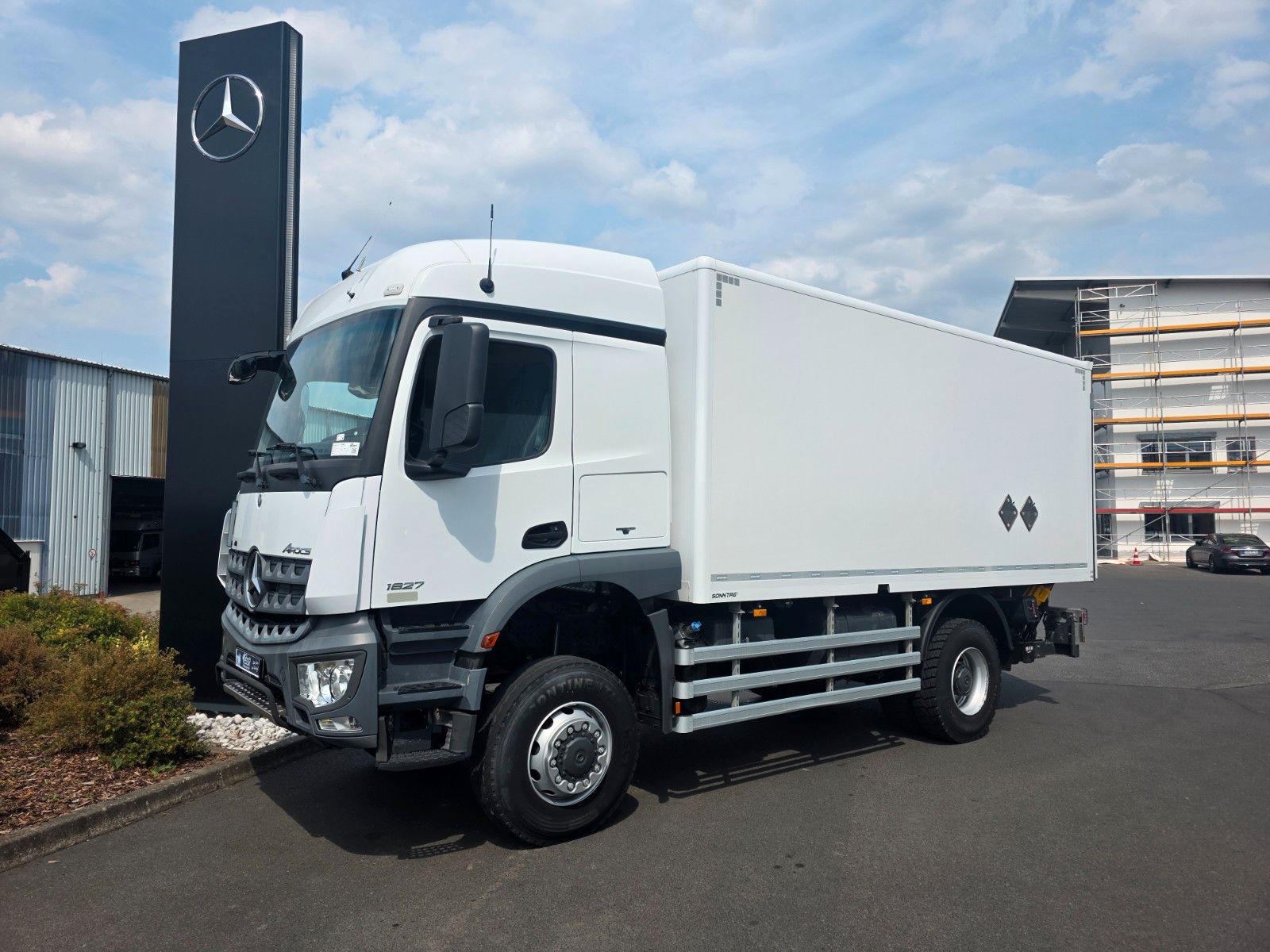 Fahrzeugabbildung Mercedes-Benz Arocs 1827 A 4x4 LBW Tür+Treppe Schalter 2 Stück