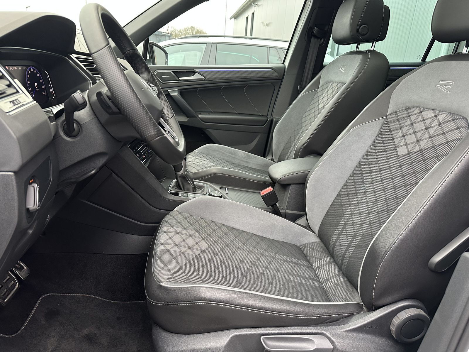 Fahrzeugabbildung Volkswagen Tiguan R-Line 4M NAV+IQ-LIGHT+PANO+20ZO+360°+ACC