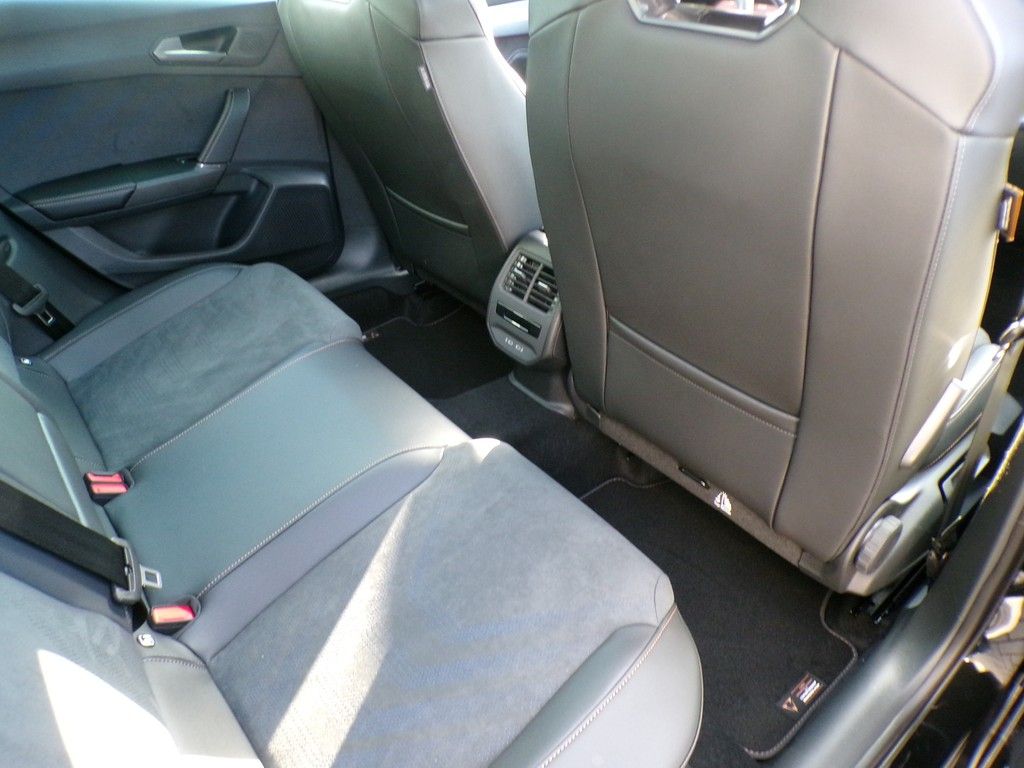 Fahrzeugabbildung CUPRA Leon Sportstourer VZ 1.5 e-Hybrid DSG Black Edit