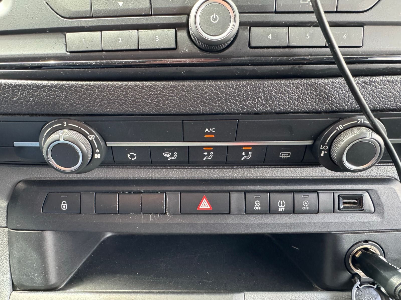 Fahrzeugabbildung Opel Vivaro L3 9Sitzer 144PS 6-Gang*AHK*RFK*Klima*Eur