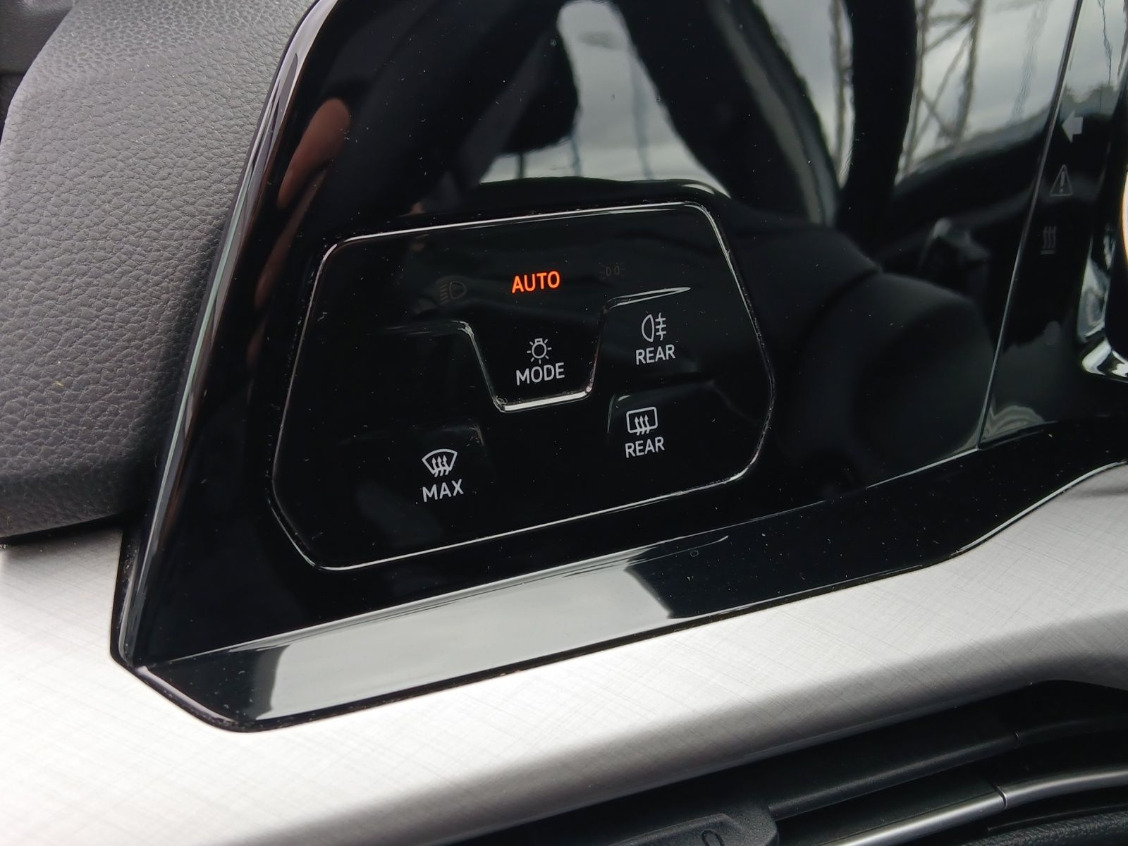 Fahrzeugabbildung Volkswagen Golf VIII Variant TDI Life DSG LED Navi AID ACC