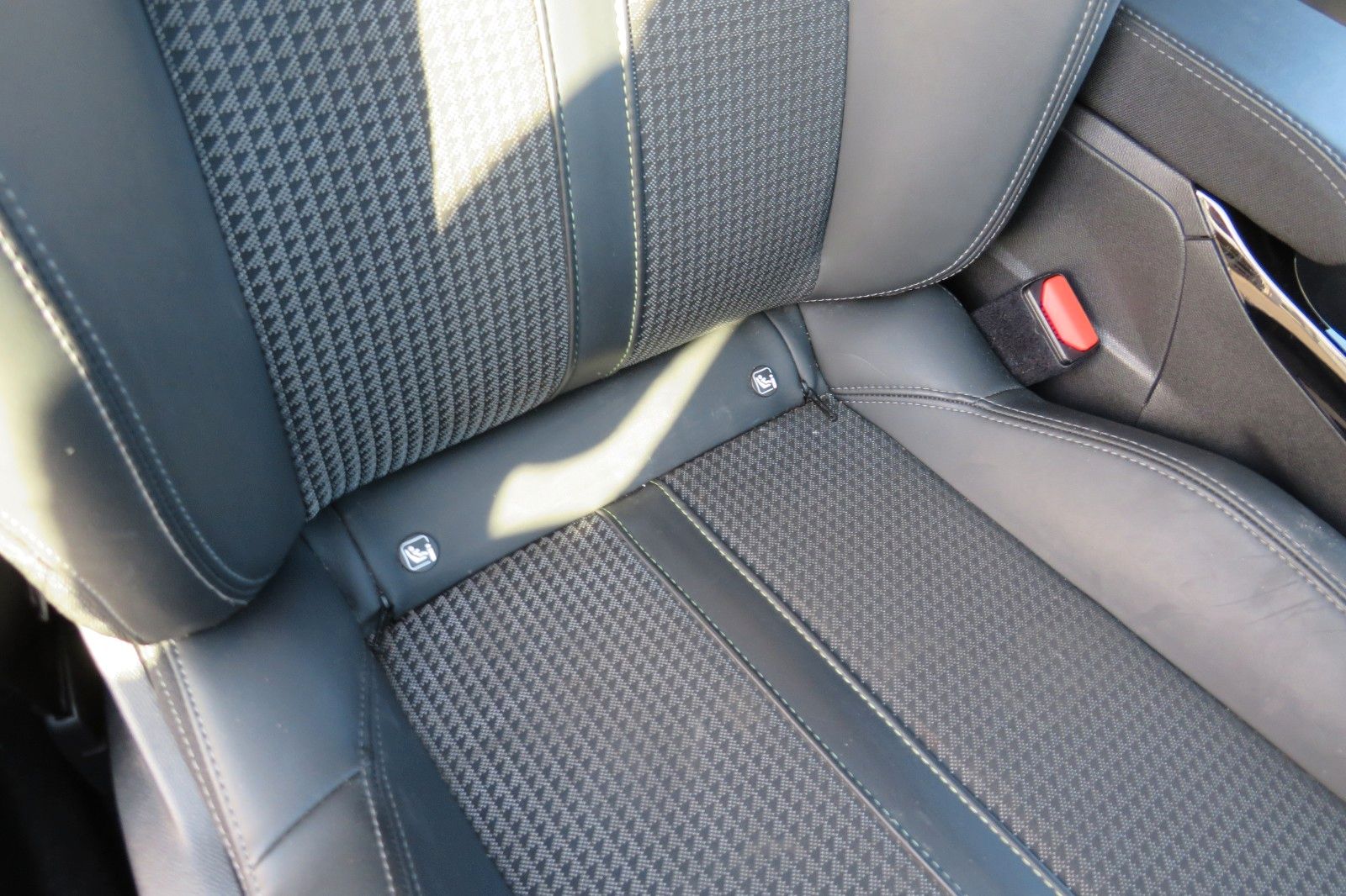 Fahrzeugabbildung Peugeot 2008 GT 8-AUTOMATIK GRA NAVI PDC 1.HAND