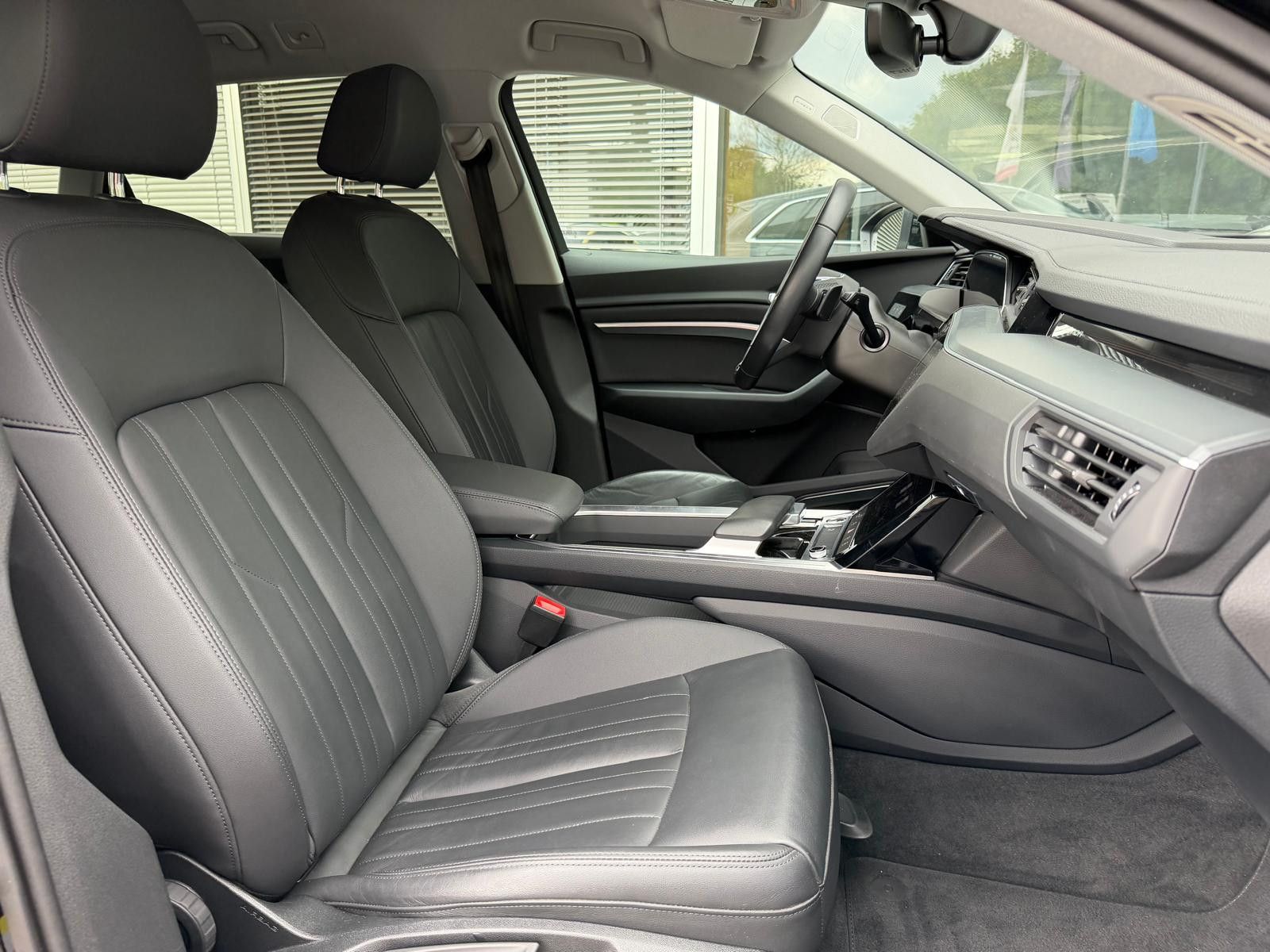 Fahrzeugabbildung Audi e-tron 55 QUATT S LINE LUFT+LED+SHZ+KAM+B&O+21"
