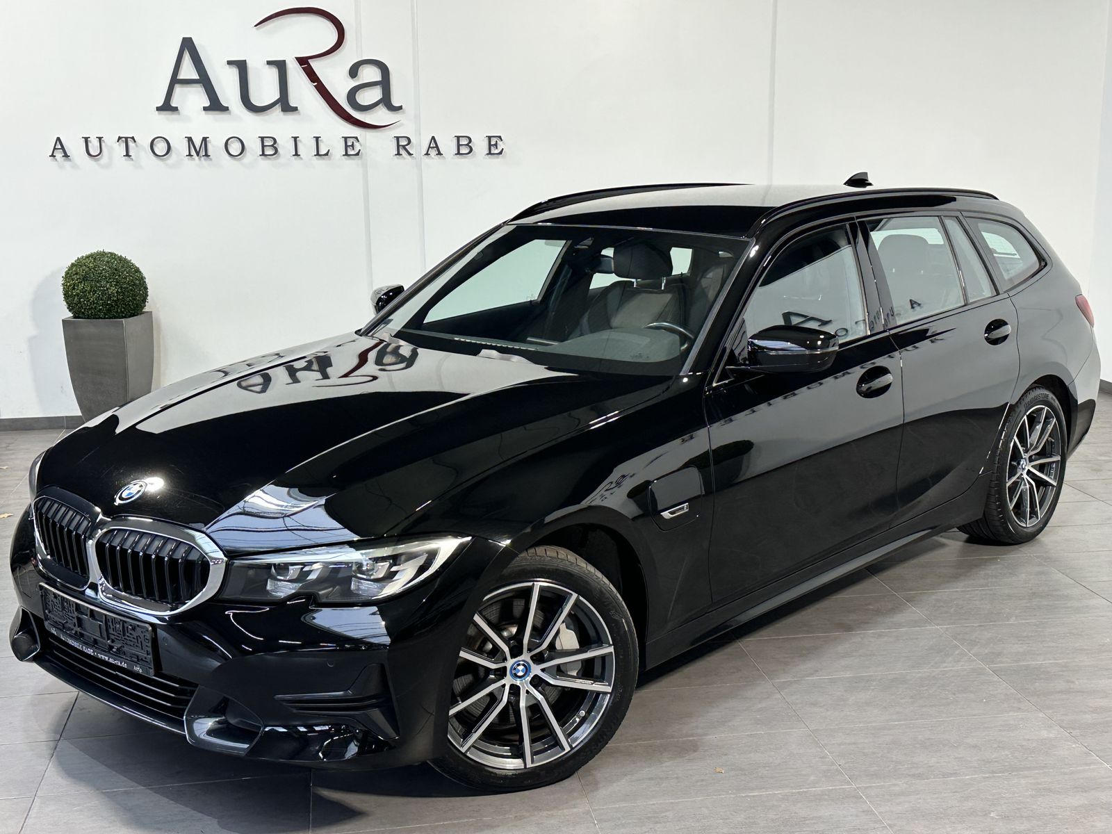 Fahrzeugabbildung BMW 330e Touring Sport-Line NAV+LED+18ZO+ALARM+SHZ