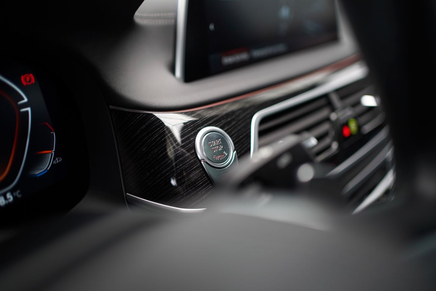 Fahrzeugabbildung BMW 750i xDrive +ferngest. Parken+Komfortsitze v&h++