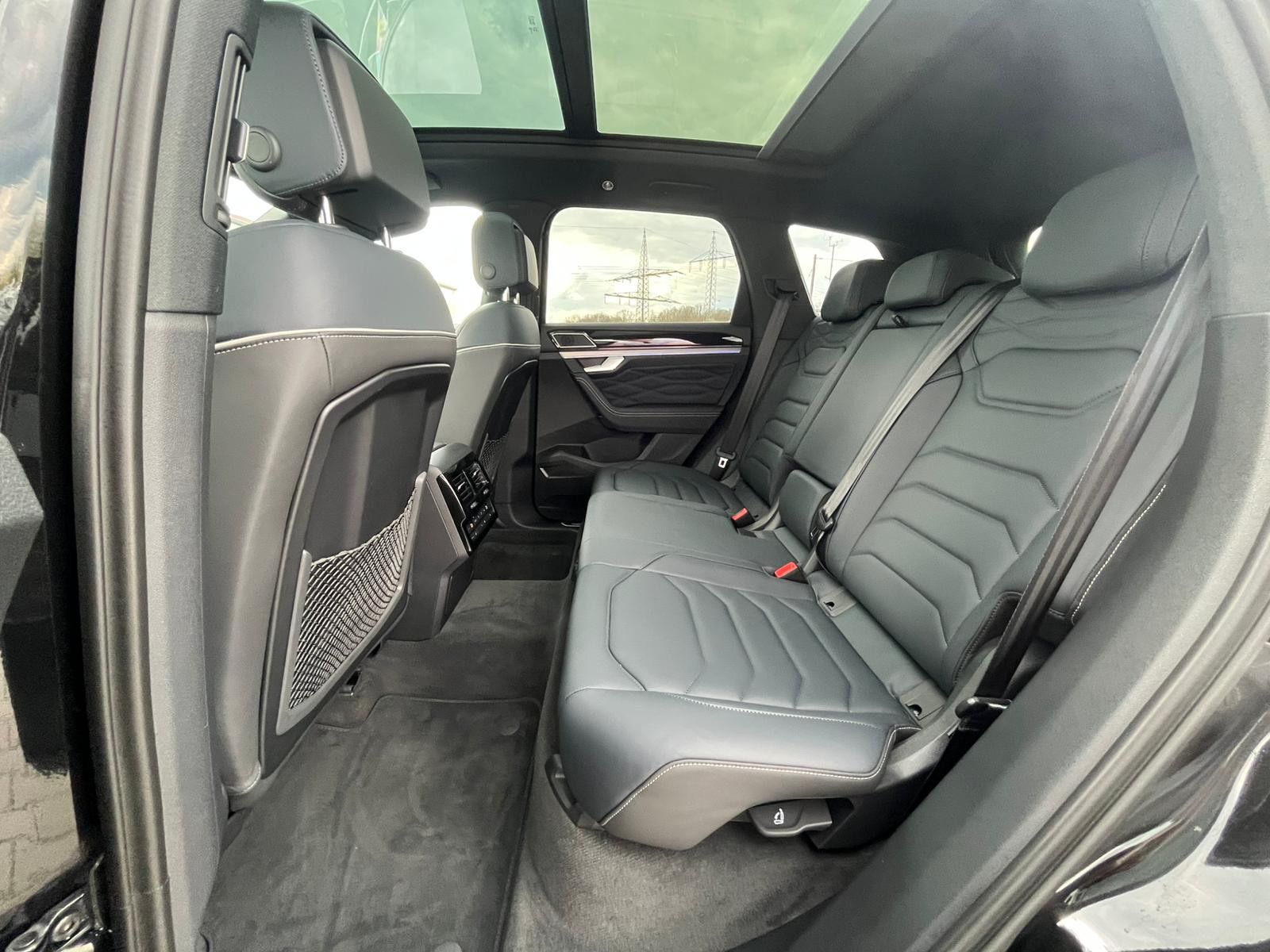 Imagen del vehículo: Volkswagen Touareg 3.0 TDI 4M R-Line VOLL Black 22" UPE 114T
