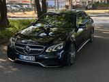 Mercedes-Benz E 63 AMG 4MATIC AMG - blaue Mercedes-Benz E 63 AMG