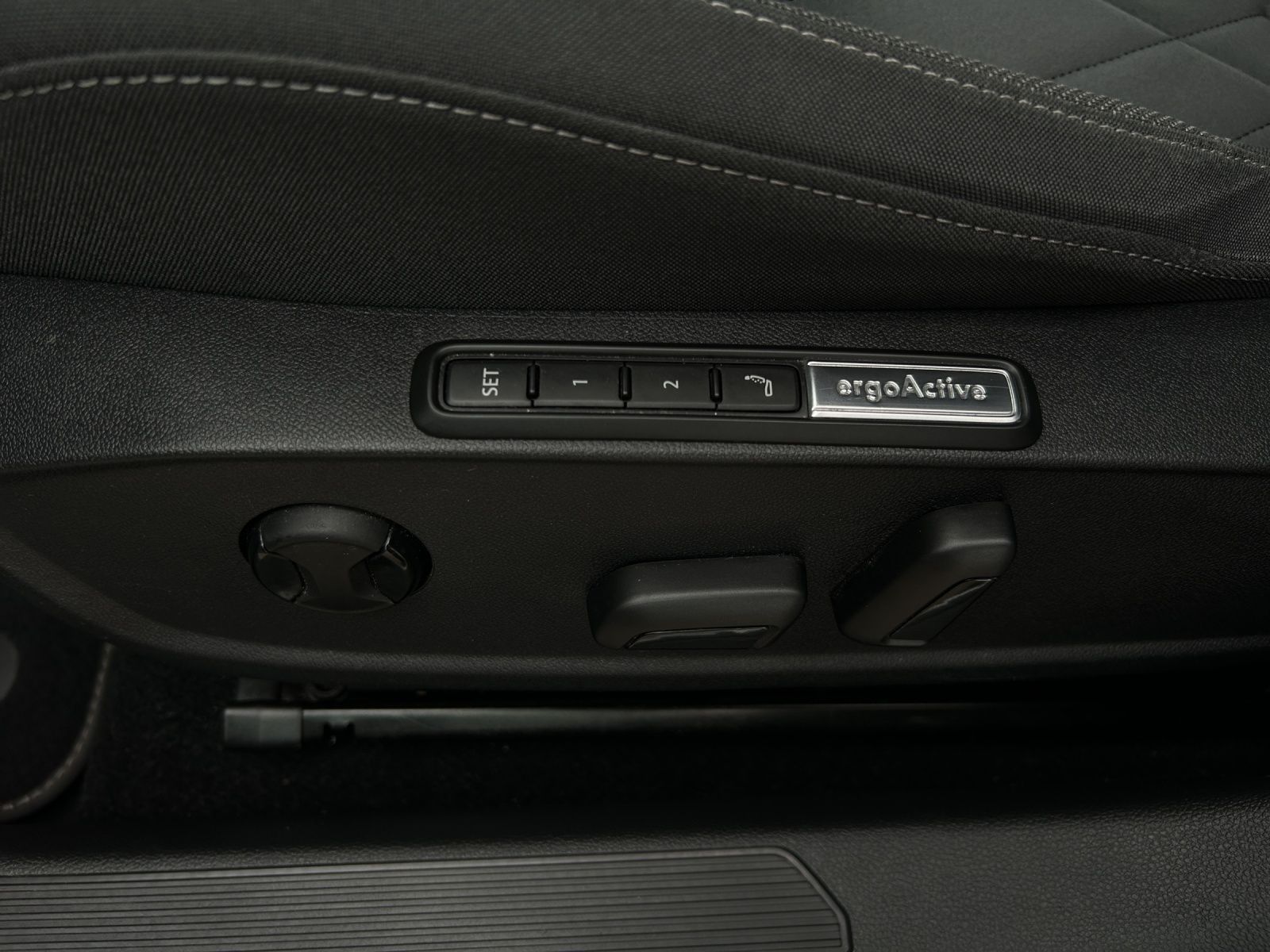 Fahrzeugabbildung Volkswagen Golf VIII TSI Style Matrix Navi ACC STHZ PDC SHZ