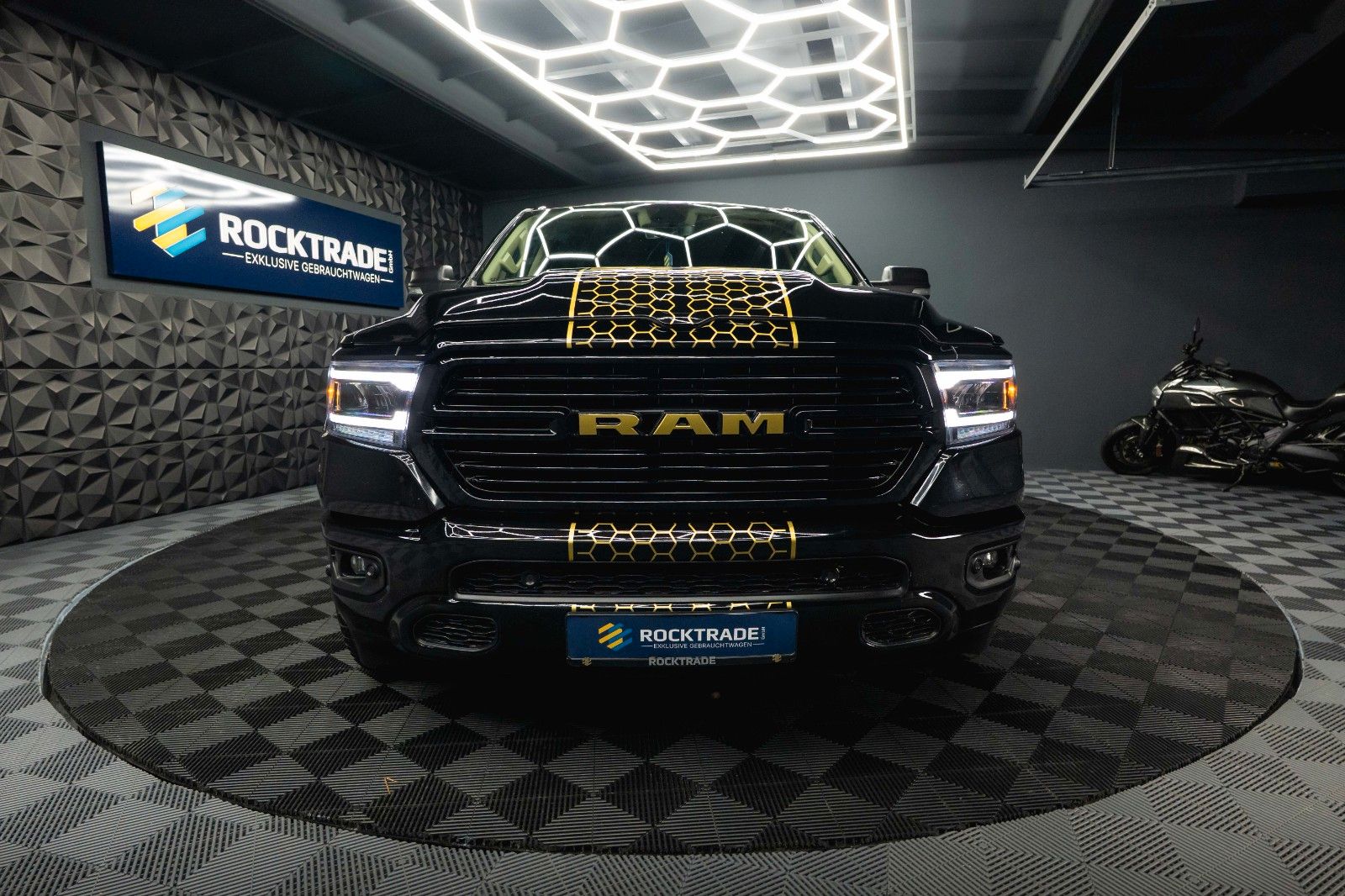 Fahrzeugabbildung Dodge RAM 5.7 V8 HEMI 4x4 OFFROAD Night GOLD EDITION