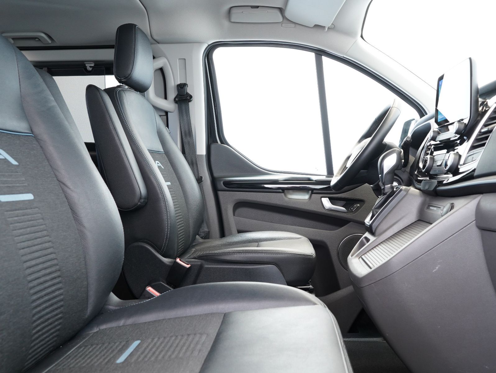 Fahrzeugabbildung Ford Tourneo Custom 320 L1 Active 8-SITZER