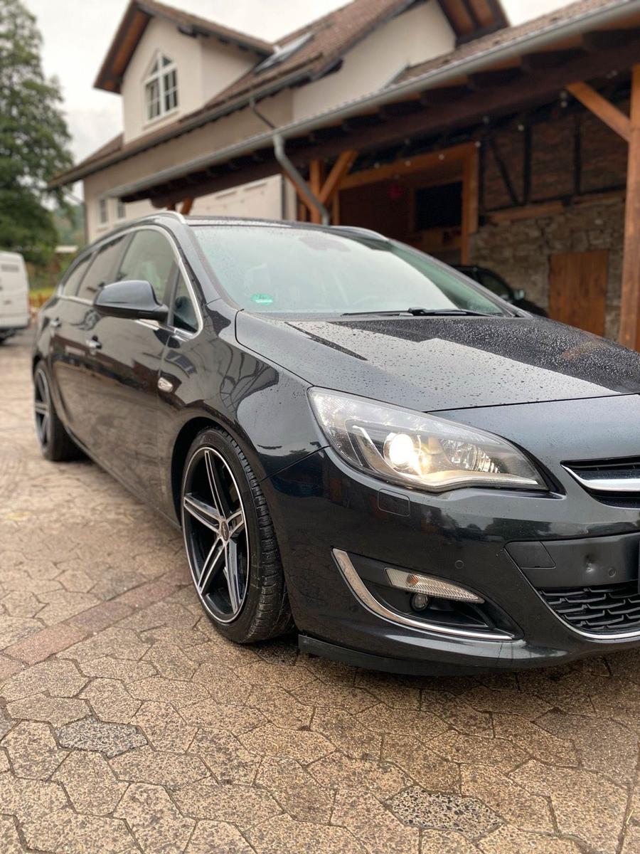 Opel Astra 2013 — interior