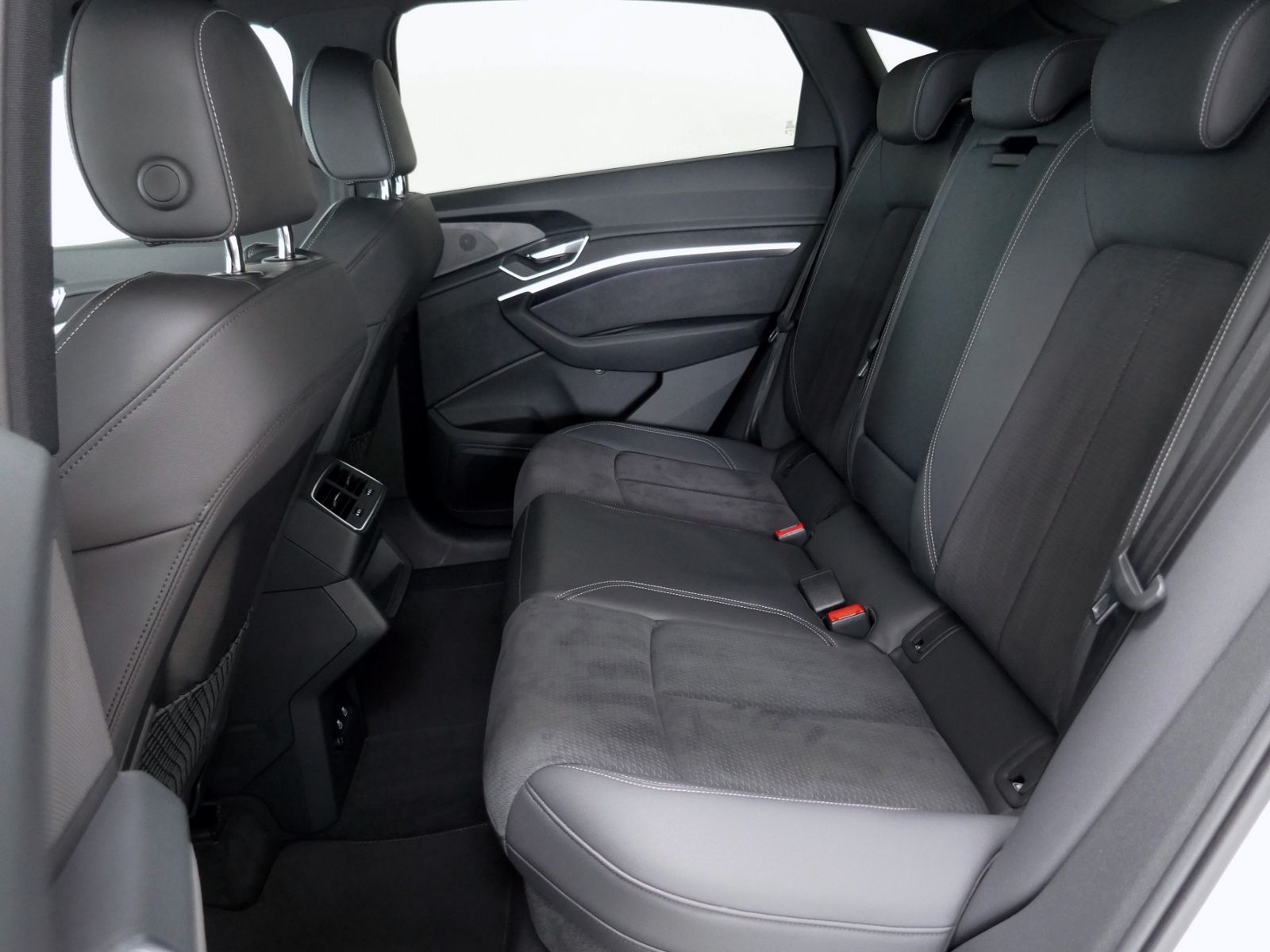 Fahrzeugabbildung Audi e-tron Sportback advanced 55 quattro | LED AHK