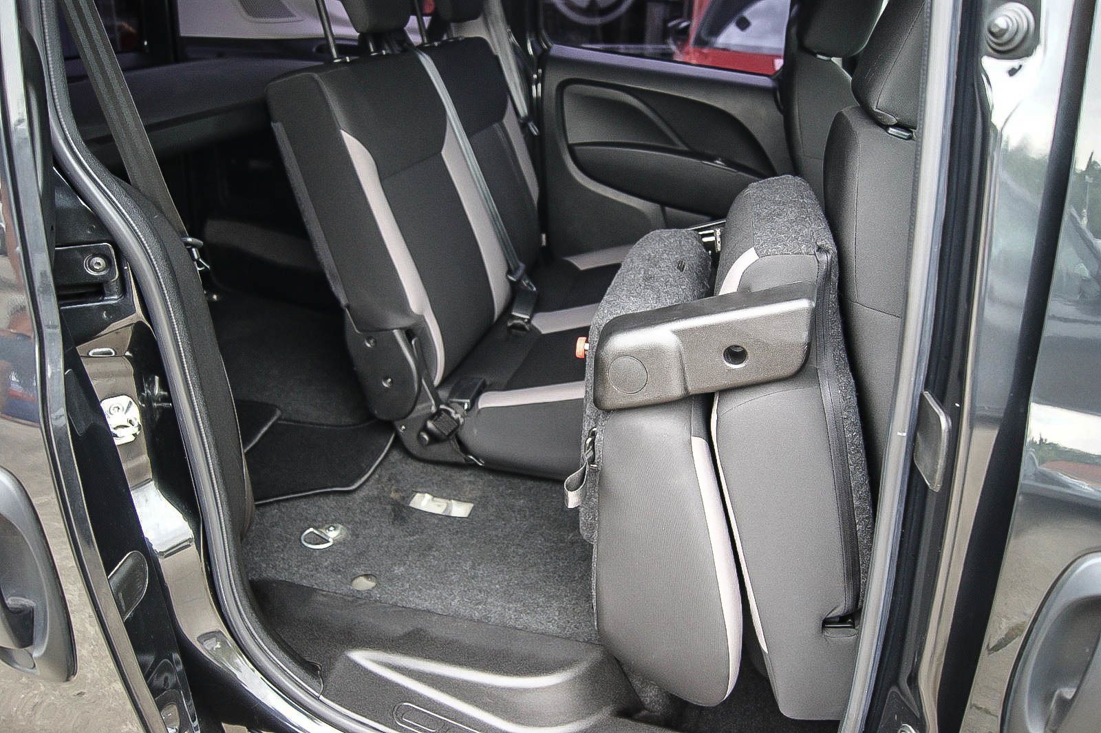 Fahrzeugabbildung Fiat Doblo 1.4i SX Kombi Klima 5-Sitze 2xSchiebetüren