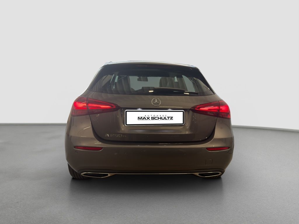 Fahrzeugabbildung Mercedes-Benz A 250 e Kompaktlimousine mit EQ Hybrid Technolog